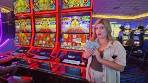 Studio European Roulette dengan dealer profesional dan roda casino di bulan toto